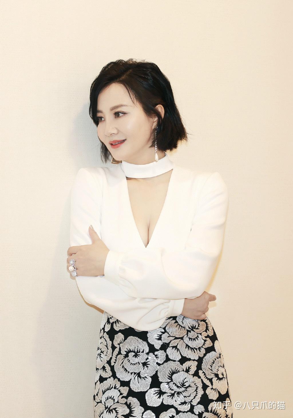 陶红真放得开,穿连体裤故意选个大领,51岁苹果肌明显身材却丰满 - 知