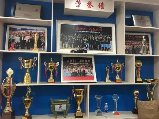 新疆队荣誉墙齐麟在1999年出身于北京,当时被誉为"北京第一高中生"的