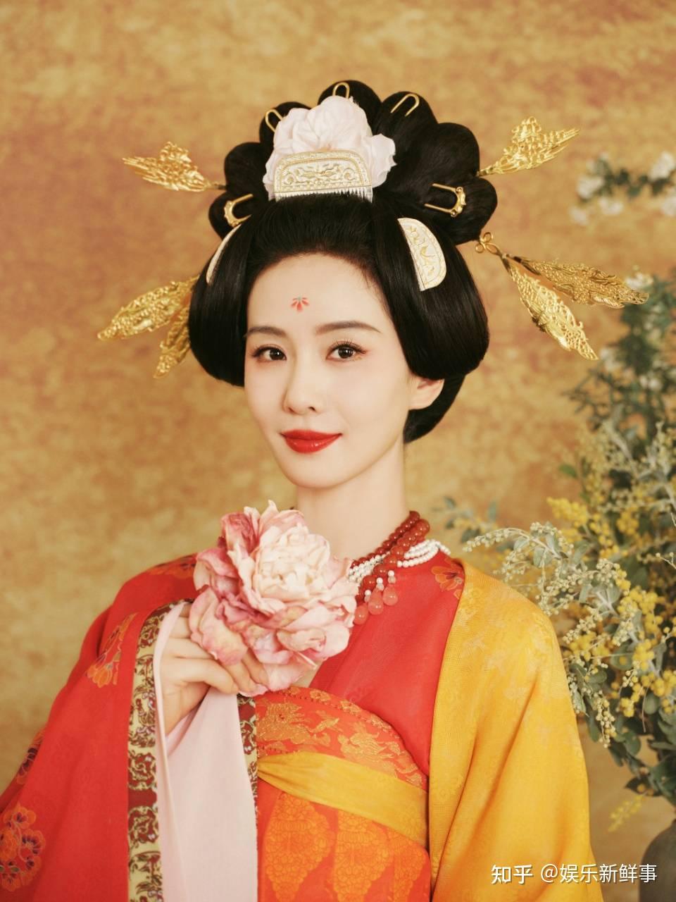 尤其是刘诗诗的唐朝古装造型,她光是站在那里,就有一种令人震撼的