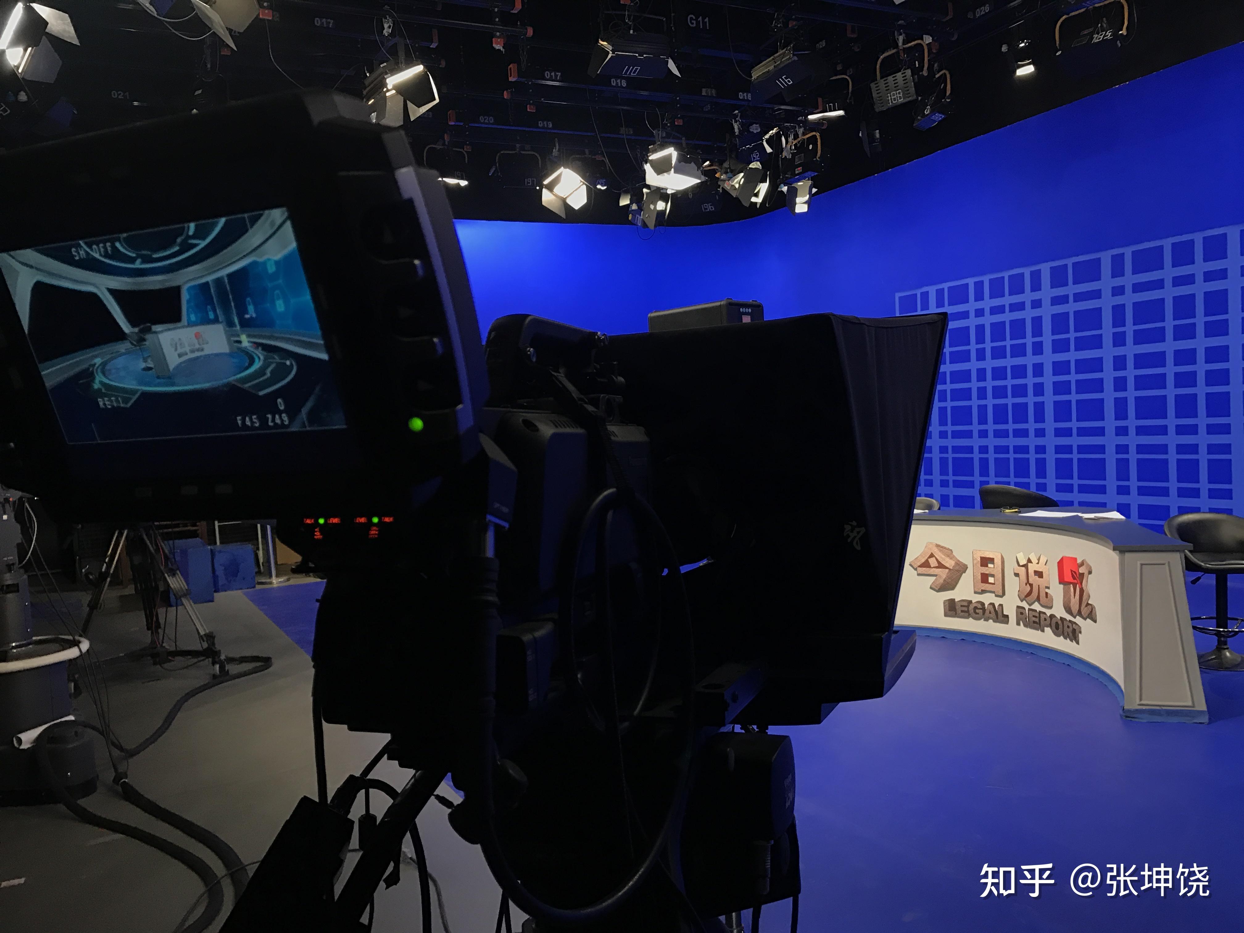 如何看待杭州新闻联播直播提词器失灵男主播狂按遥控器一脸无奈遇到