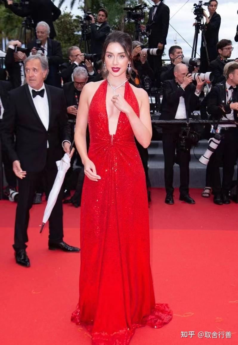 如何评价女星克劳迪娅·布扎的身材? - 知乎