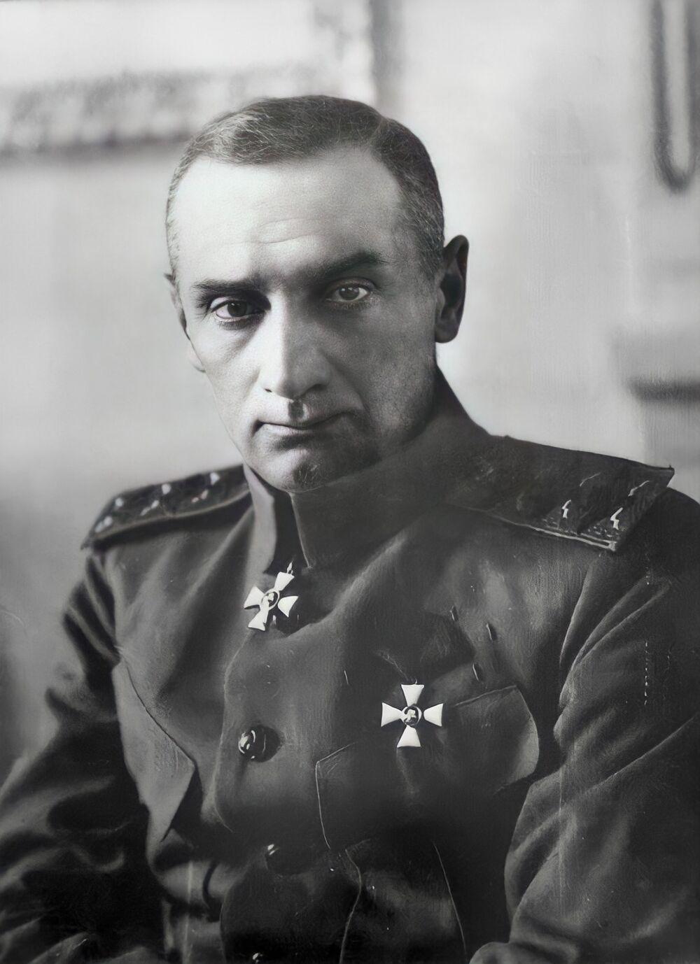 1924年试图夺权失败后,曾经白军的核心人物——高尔察克上将在符拉迪