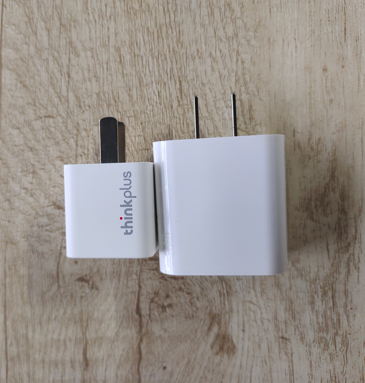 可以看成是一个长方体,跟thinkplus口红电源gan 30w usb-c直插充电器