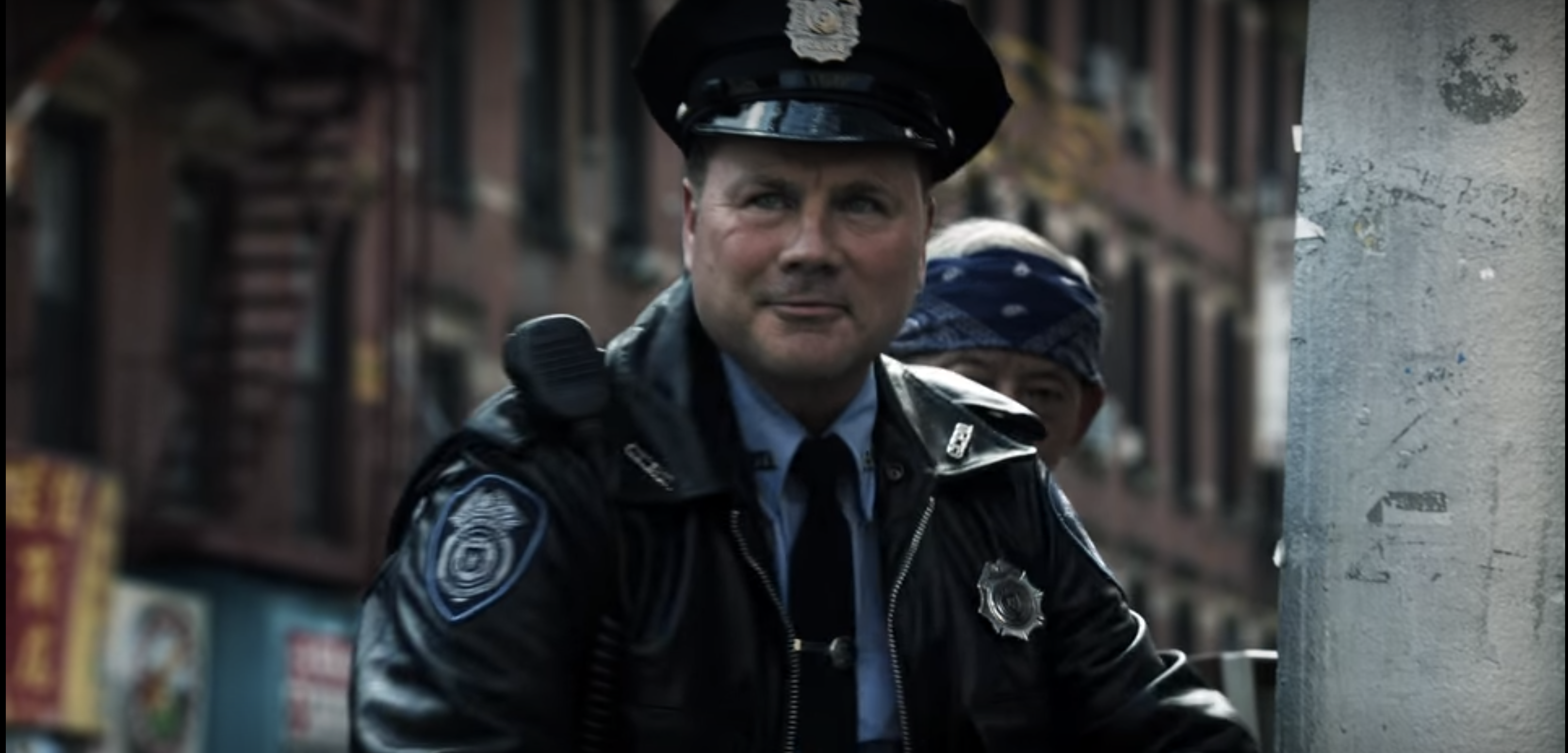 企鹅人看身边,警察勒索华人老头一笔现金这是个长焦镜头,谷歌街景是超