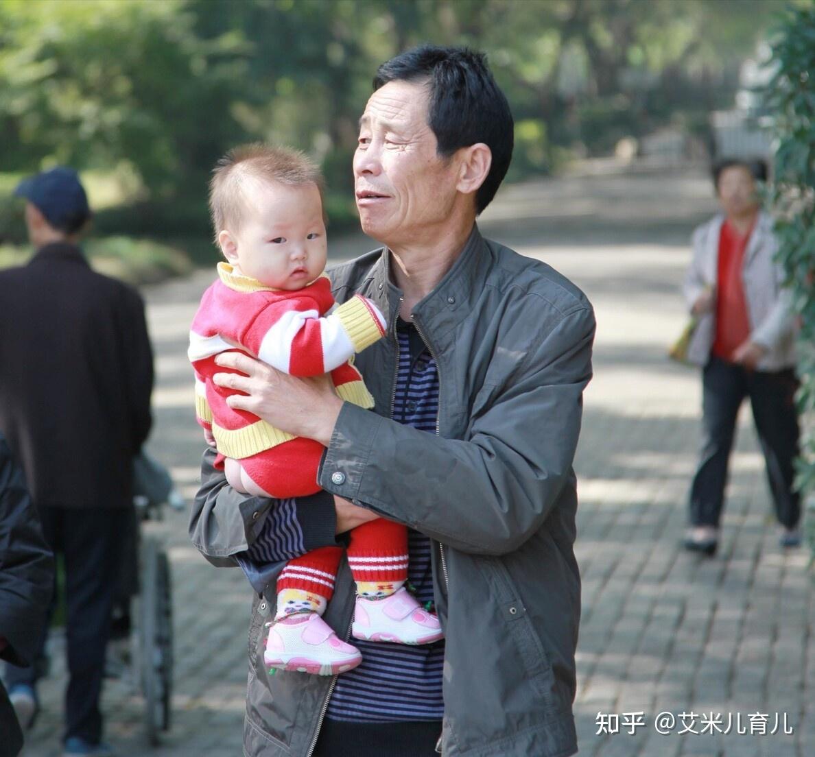爷爷哄孙女睡觉妈妈发现异样后制止爷爷带娃的尴尬事提前知道