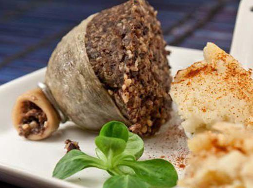 哈吉斯被认为是苏格兰的"国菜",haggis指的是羊肚,土豆和白萝卜,再加