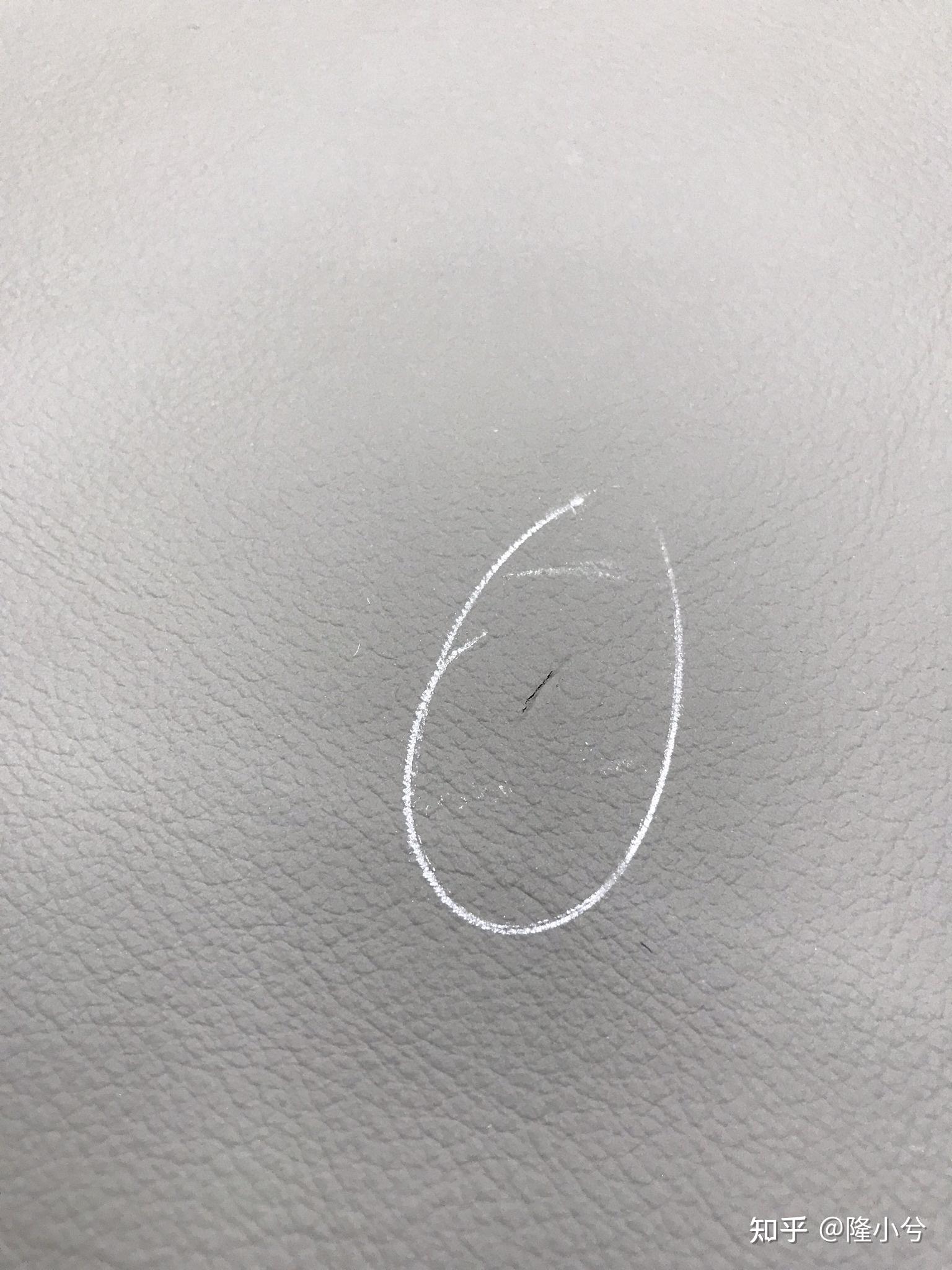 新买的全友半皮沙发,真皮部位有两处问题,提出调换,商家不答应,求支援