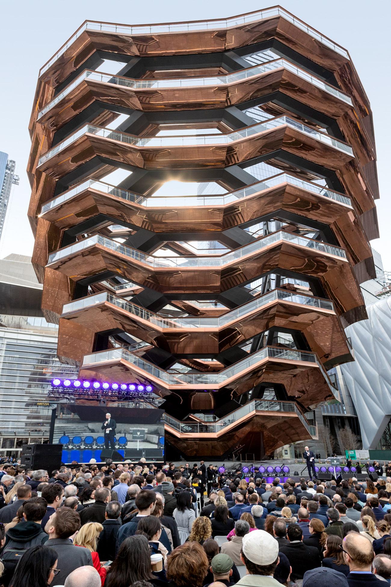 整栋建筑就如同一个造型奇特的杯状器皿,又像是一个巨大的蜂巢