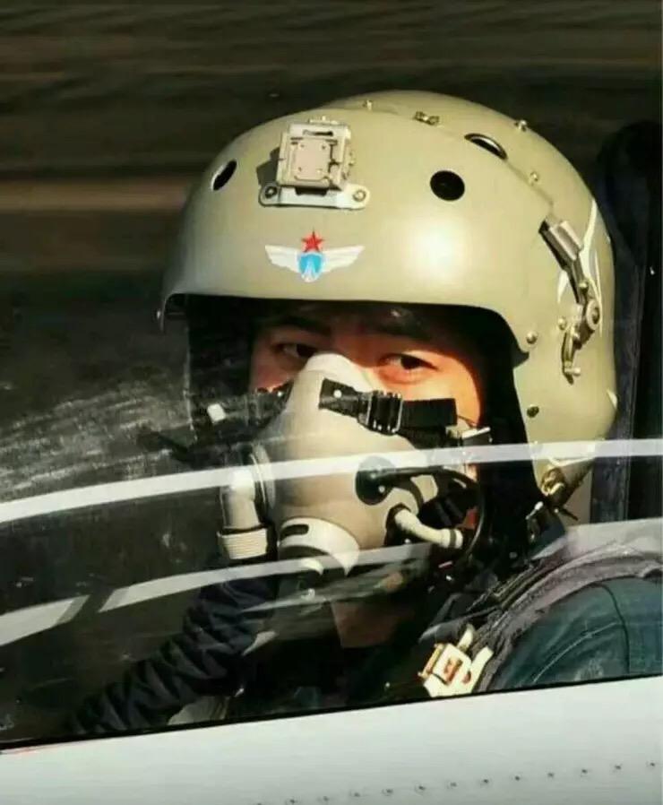 为什么中国空军飞行员的头盔上面是红五星而不是八一军徽