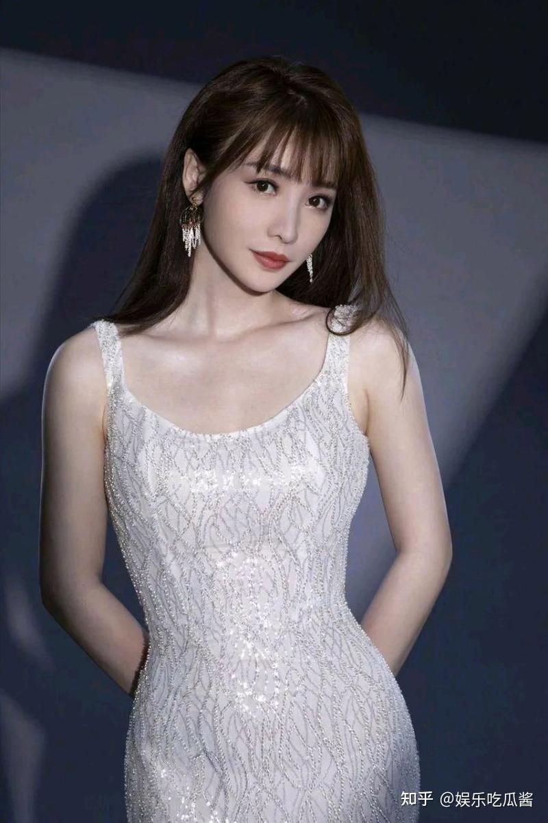 柳岩不忍了遭孤立被制作人羞辱舔脚趾她的性感得罪了谁