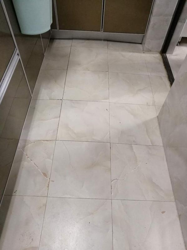 地砖翘起来了?但是是什么原因呢?