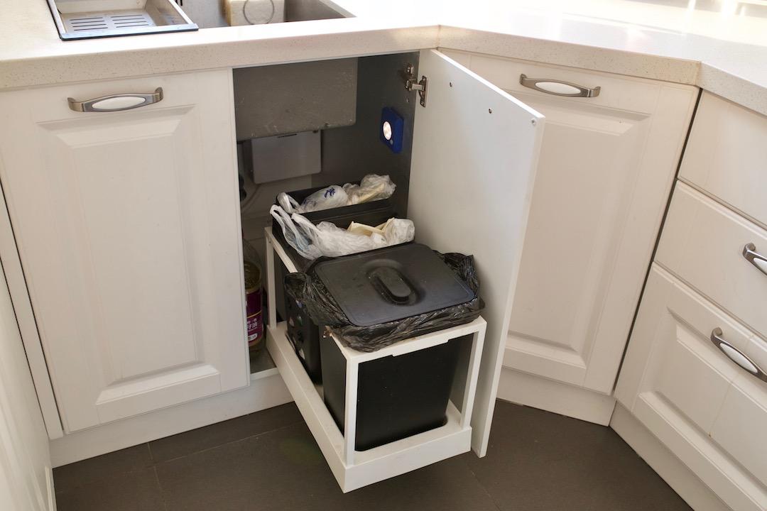 的抽屉,2对浅抽屉,放置刀叉筷子等餐具,1对深抽屉放置各种大型调料瓶