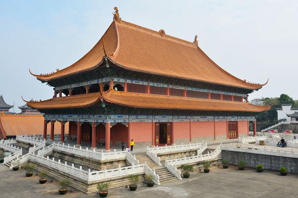 从正门进去后直走,依次是真神圣天门,荣光大殿,藏珍阁,后林苑,东王府