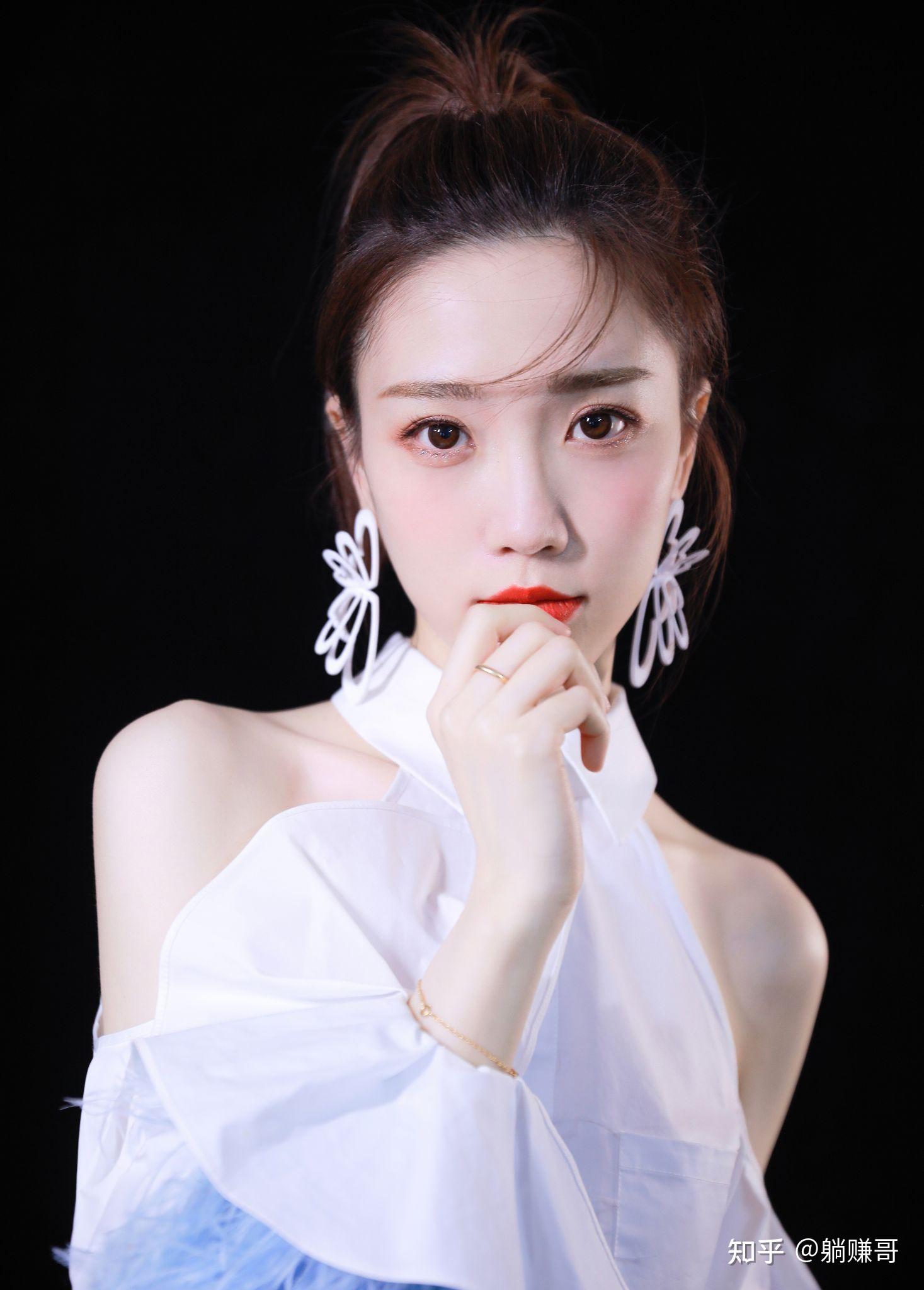 张纯烨美腿玉足壁纸