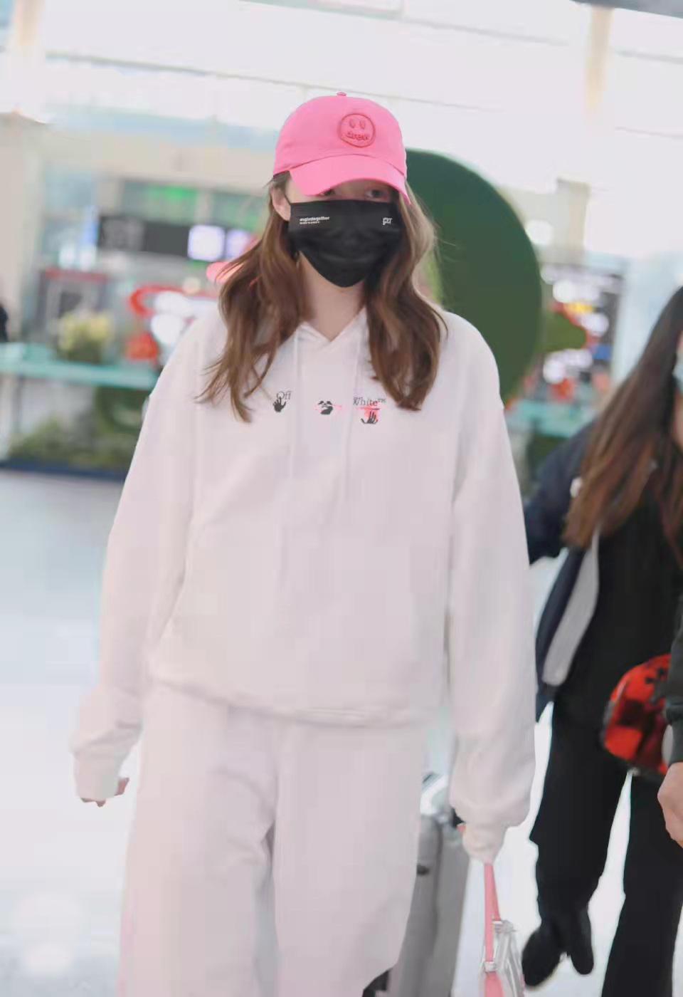关晓彤穿白色印花卫衣套装配棒球帽和板鞋舒适显白还温柔