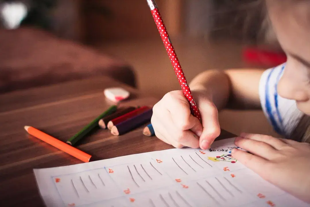 小朋友什么时候可以 练习握笔和写字?