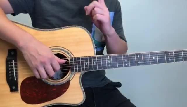 live挑战:越南盲人老爹灵魂吉他弹奏,这技术这歌声.