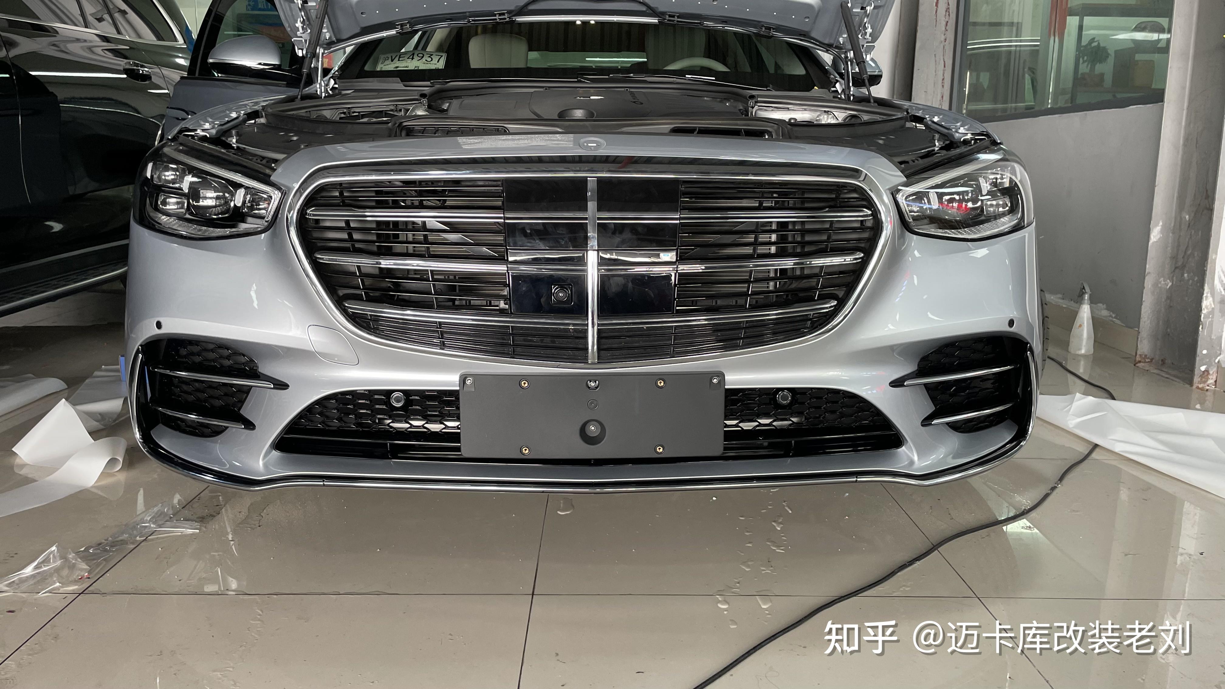 21款奔驰s400皓沙银改s450四驱前脸,4d旋转高音及"双翼式"运动方向盘