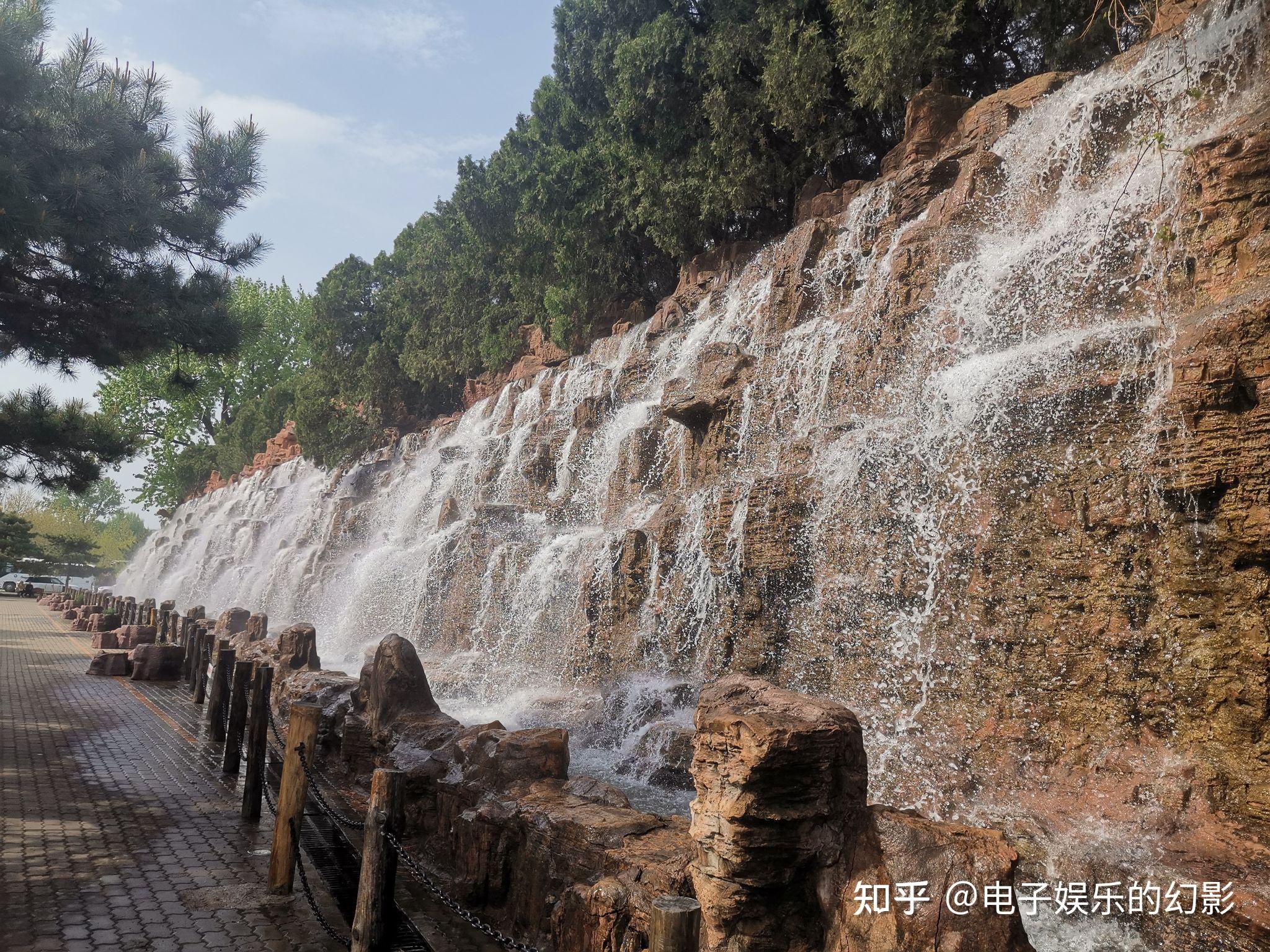 北戴河没有地铁,主要是自行车和电动车加上不宽的马路上开的汽车.
