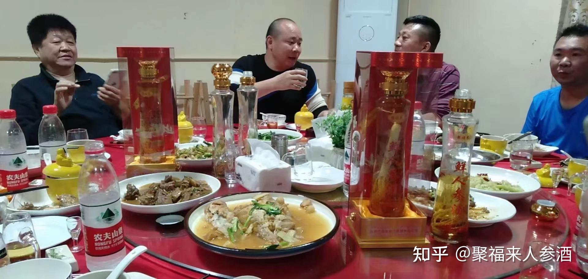 酒桌上正确地“叩指礼”,你知道该怎么做吗?-聚福来礼盒装鲜人参酒 - 知乎