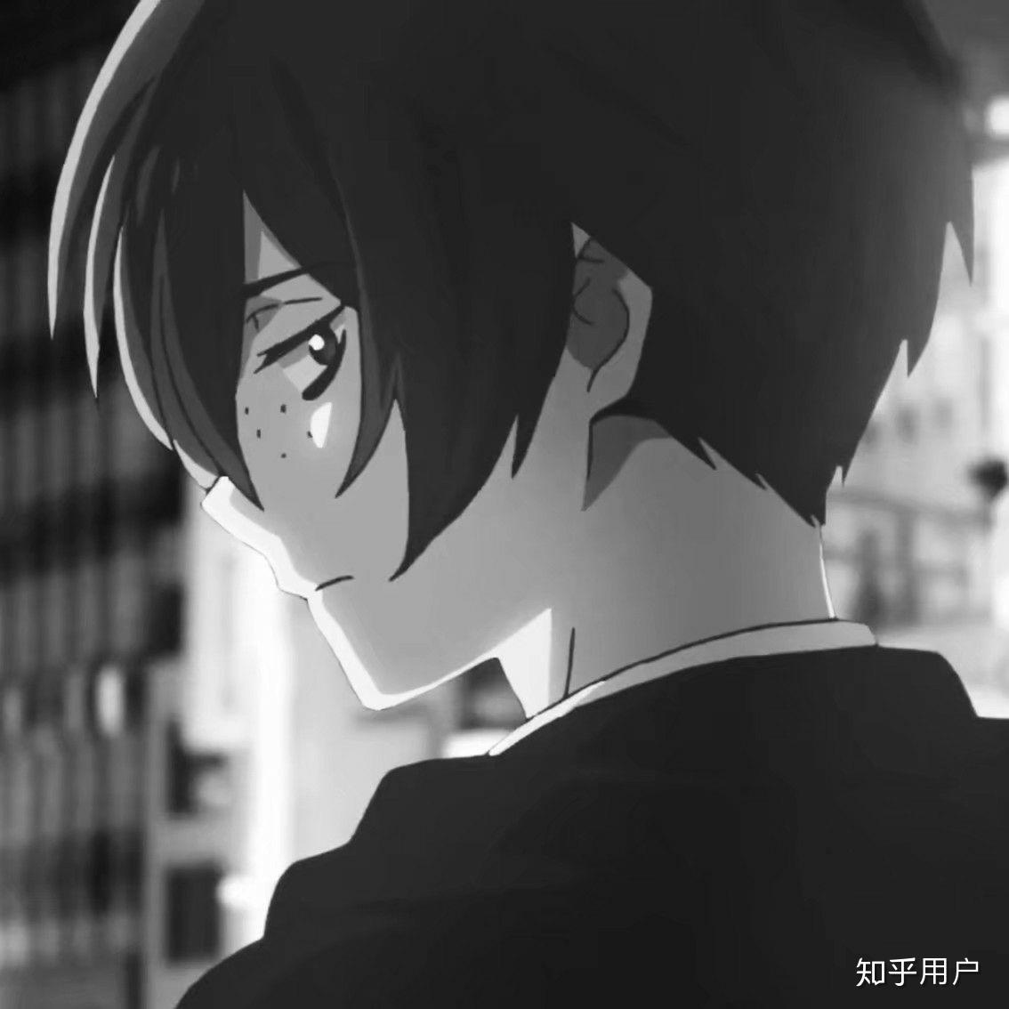 有个动漫男主脸上长着雀斑刘海遮住了一只眼睛还在一个画面中扛了一个