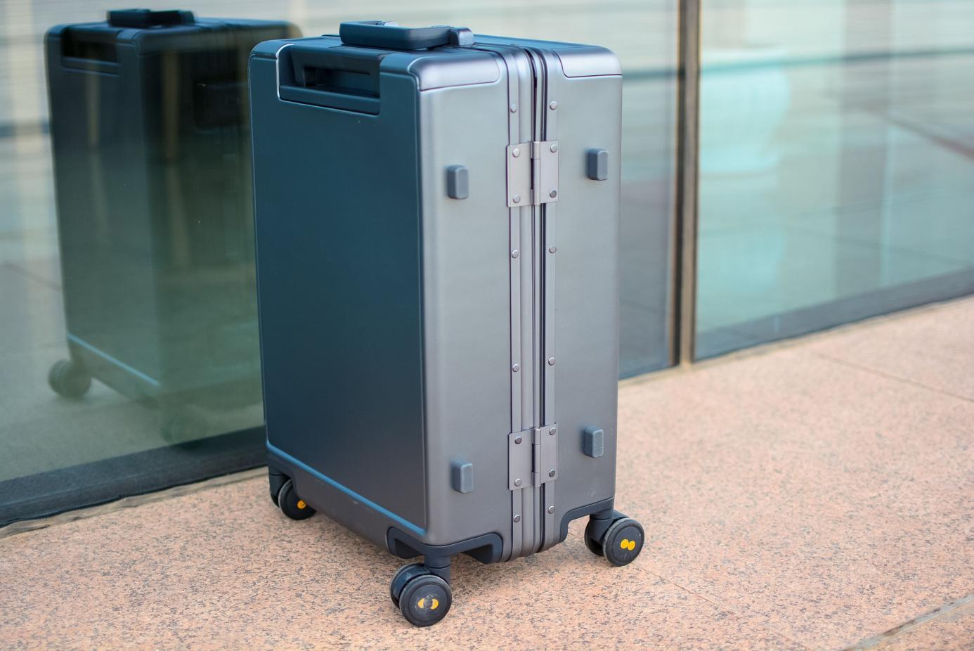 美观且防撞;① 采用了双提手,这是目前主流行李箱的标配;侧面,大家