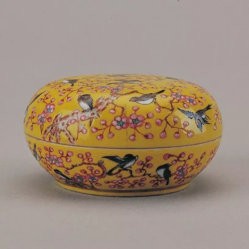 中国美術 粉彩 細密 花鳥紋 蓋物 乾隆年製 金彩 書(K-A384) 中国美術 粉彩 細密 花鳥紋 蓋物 乾隆年製 金彩 書(K-A384) 大清乾隆年