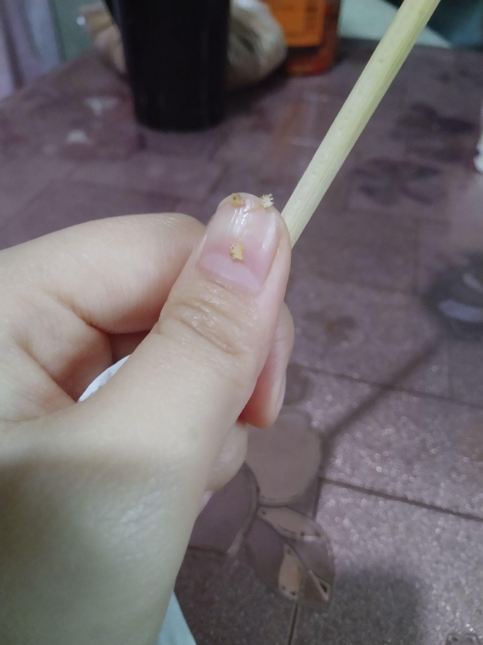 菠萝里面白色一簇一簇像小花一样的东西是什么?还能吃吗? - 知乎