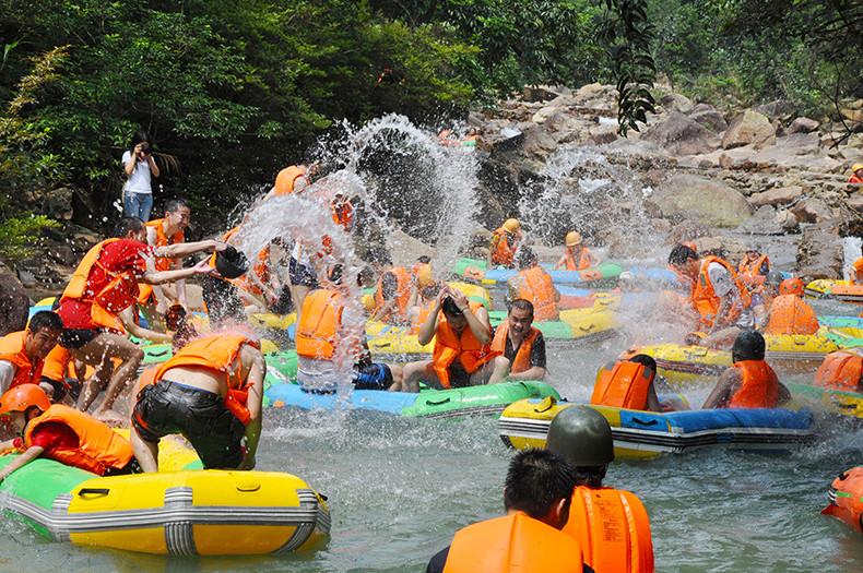 五指山第一峰至雅宾草地形成了一条纵深上千米的大峡谷漂程在一小时四