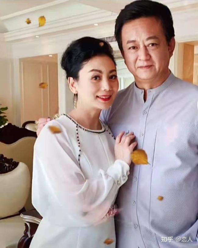 57岁朱军携妻子罕见秀恩爱装扮体面显富贵两人甜笑谢网友支持