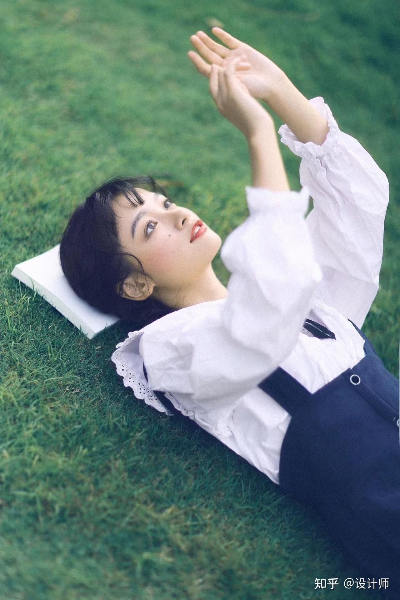 想要制造出更强烈的视觉冲击感,建议将人物安排在画面的对角线之上,一