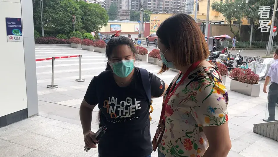她学会了用盲盒的英文