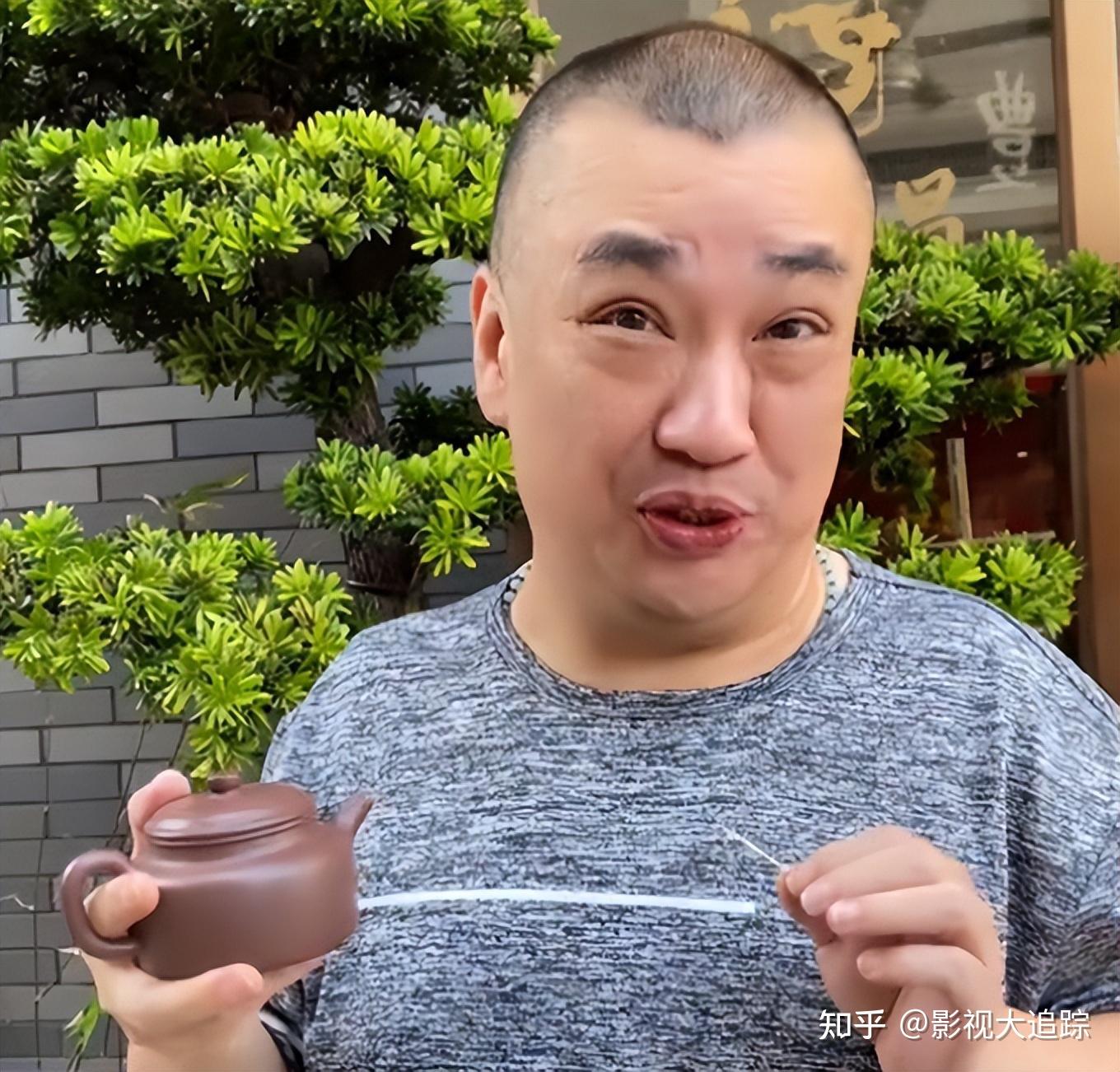 19岁时就登台表演了小品《肥仔米》中的"聋耳陈"一角,从此走红.