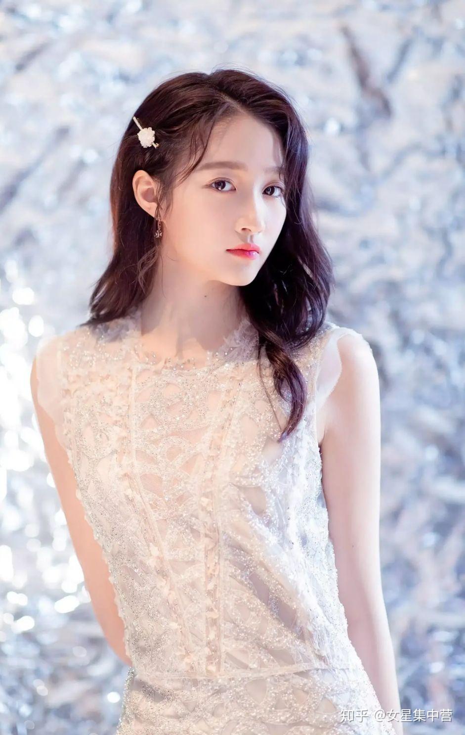 关晓彤出身那么好,为什么看上去不时尚,有点土? - 知乎
