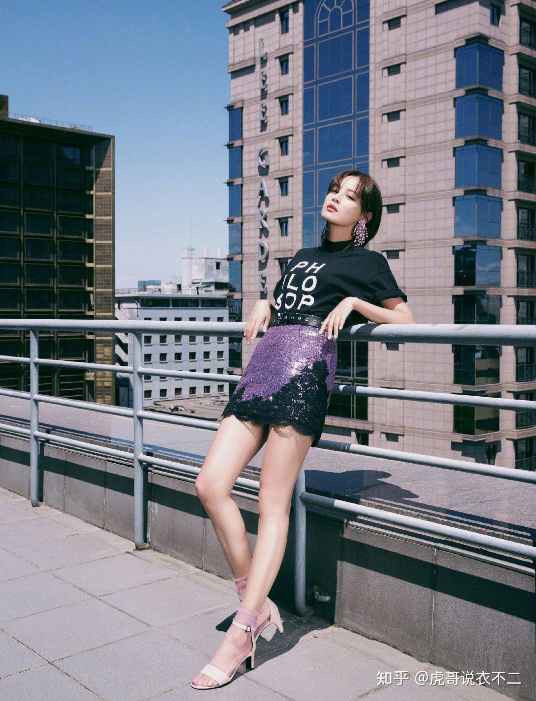 33岁辛芷蕾紫色包臀裙诠释大长腿辛式短发加红唇气质再进阶