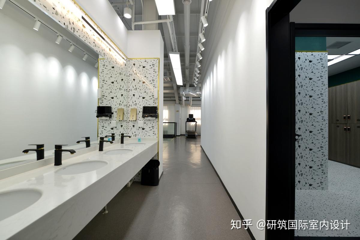 740㎡的厂房改造健身房现代风格的简约线条简练灯光融合