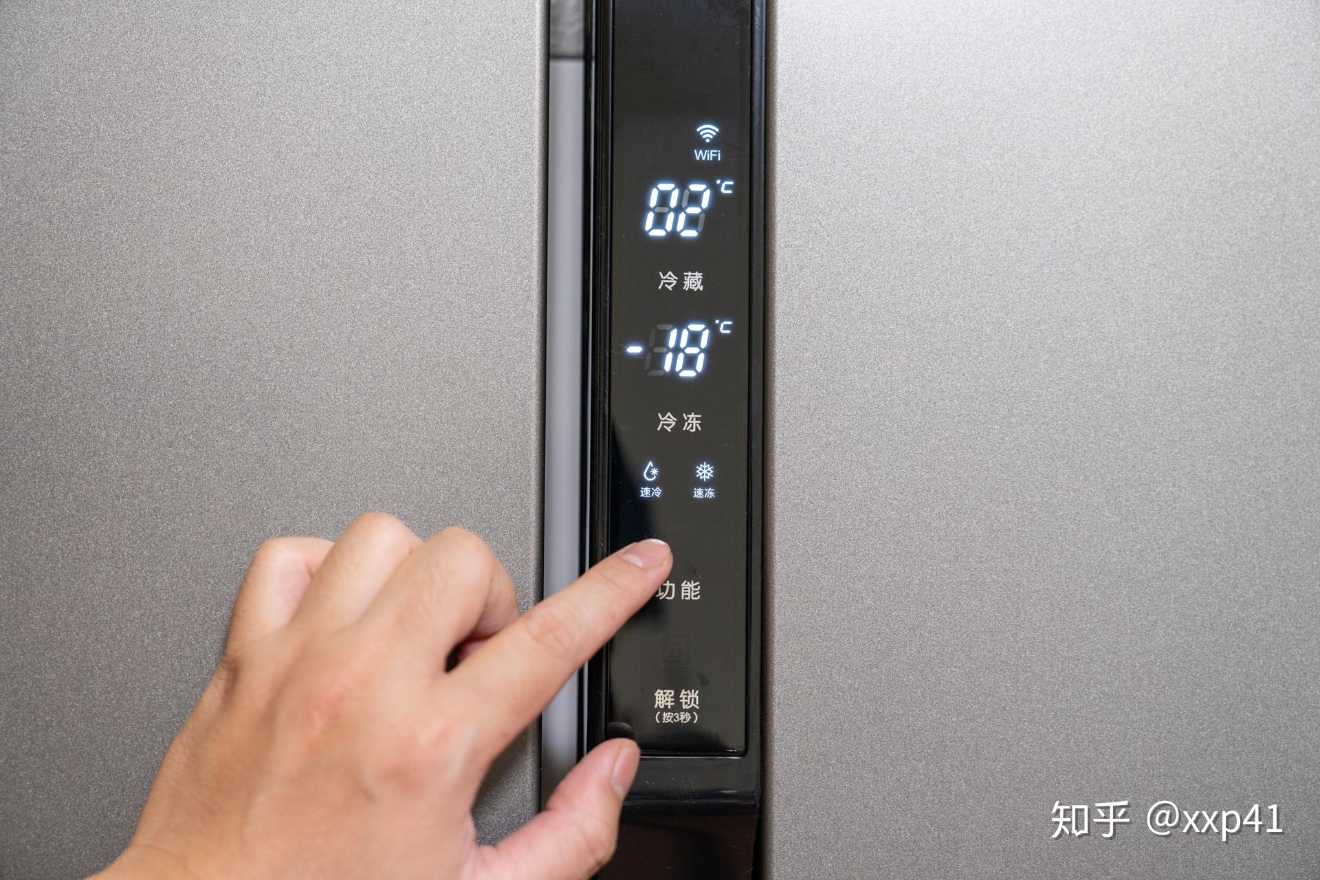 在冰箱的中间是电子温控冰箱的触控数字面板,可以调整温度模式和显示