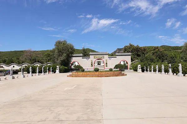 公墓价格:约69800元起龙泉公墓地址:北京市昌平区秦城路奉先陵园西