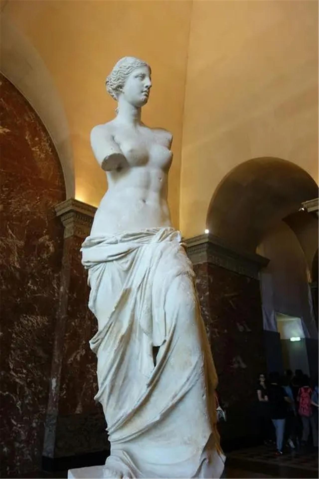 从古希腊开始,女人的下肢就开始占据人体审美的关键位置.