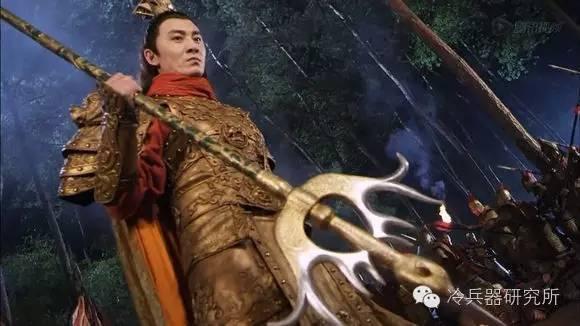 使用镋最有名的是文学虚构人物"天宝大将军"——宇文成都