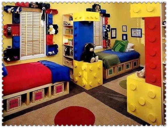 小男孩一定做梦都想要住在乐高房间里吧!