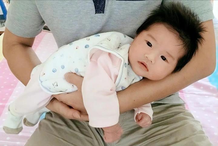 新生儿护理4大技能:拍嗝/飞机抱/排气操/抚触操,新手爸妈必修课 - 知乎