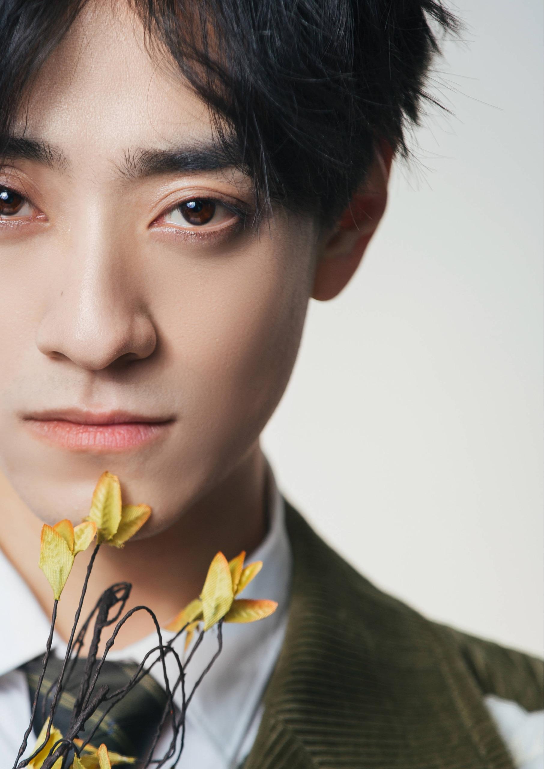 如何评价营销号大量推送假日暖洋洋中郑云龙不顾形象饰演高峻裕时面容