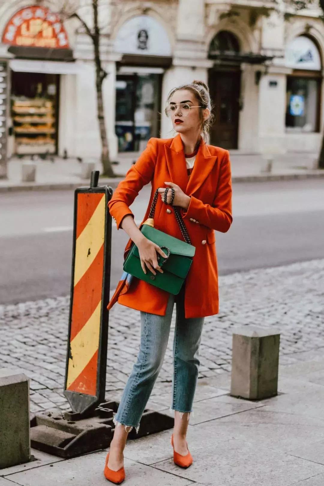 首先是包包的颜色,选择有撞击感的最佳,比如墨绿色装橘色系就很突出!