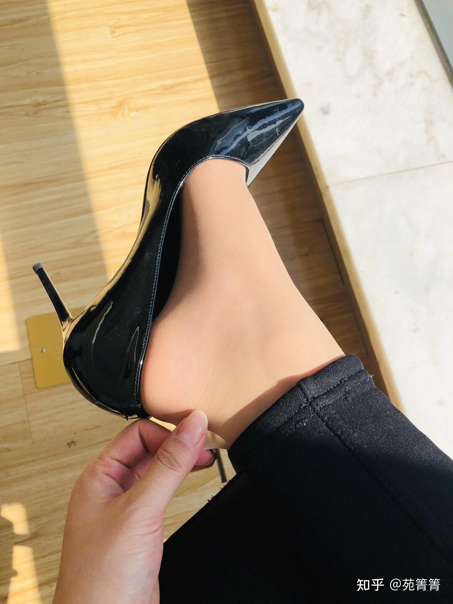 我是一个初中女生我妈非让我穿短丝我想问问穿短丝好看嘛