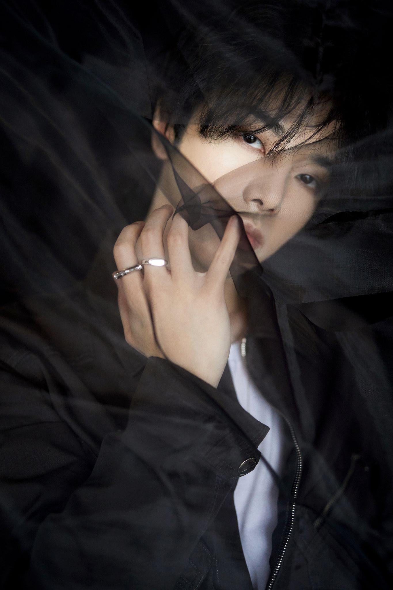 有哪些好看的华晨宇照片无水印的