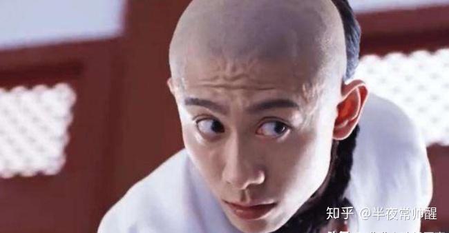 稍微做点表情,他的脸是这样的,抬头纹和满脸纵横的肌肉还有青筋暴起的