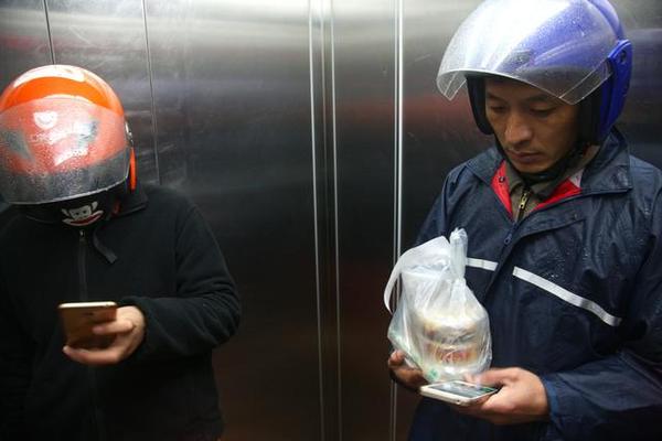 只要支付一块钱代送公司帮上楼外卖小哥我都送到楼下了