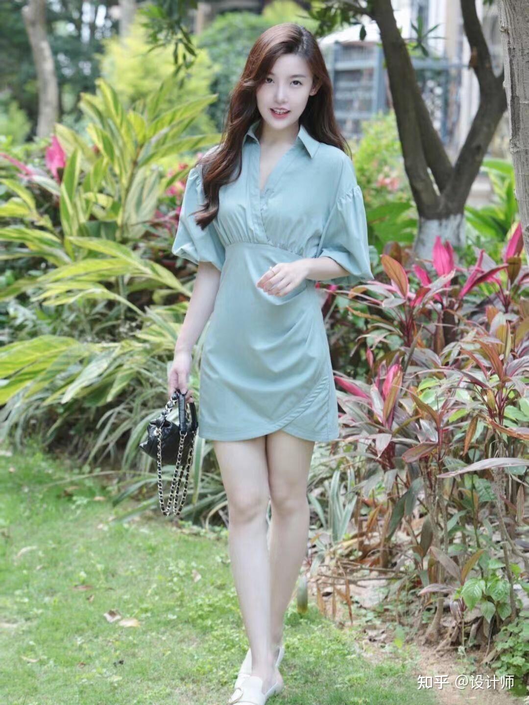 拍裙装全身照,如何站也很有讲究,让腿交叉,一前一后错落摆放,这个姿势