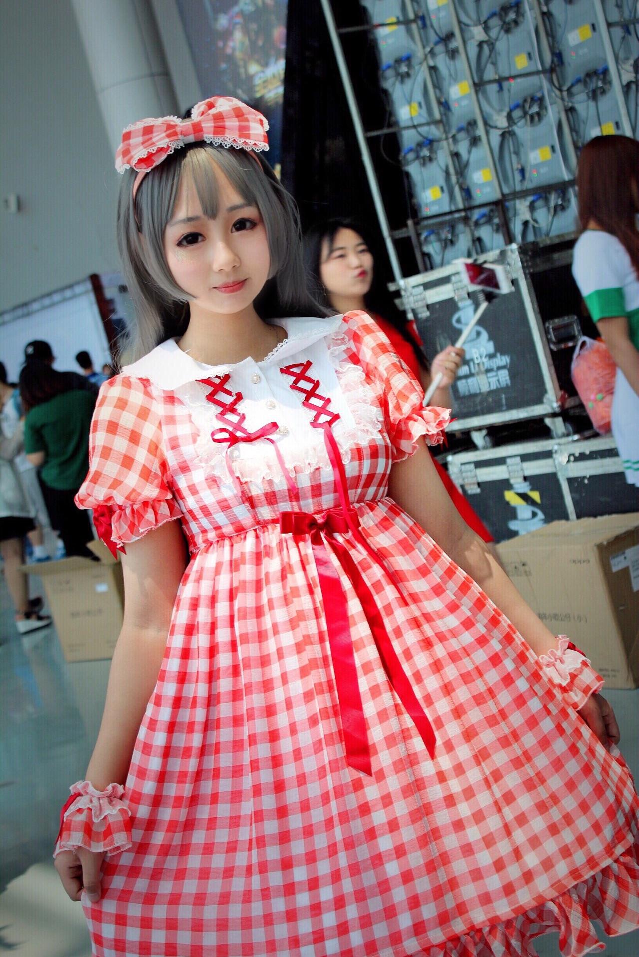 穿比较夸张的 cos 服上街是种怎样的体验? - 知乎